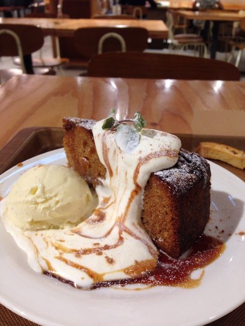 今日は林檎のキャラメルケーキです