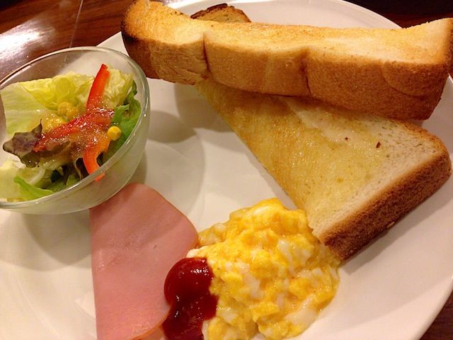 今日はスクランブルエッグ＆トーストです