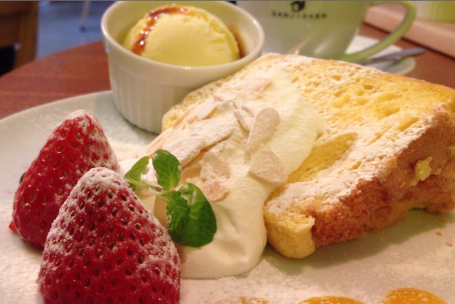 今日はシフォンケーキです