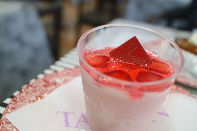 今日はイチゴのムースです