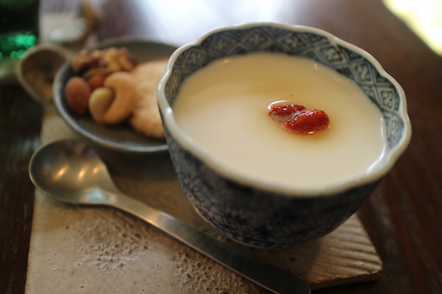 今日は杏仁豆腐です