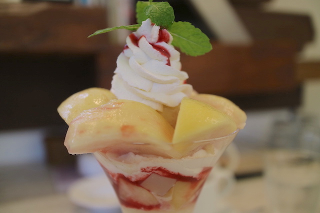 今日は桃パフェです