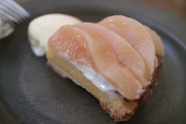 今日は桃のタルトです