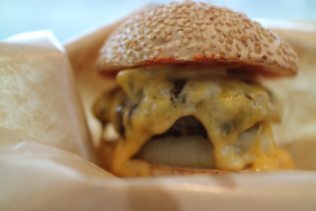 今日はチーズバーガーです