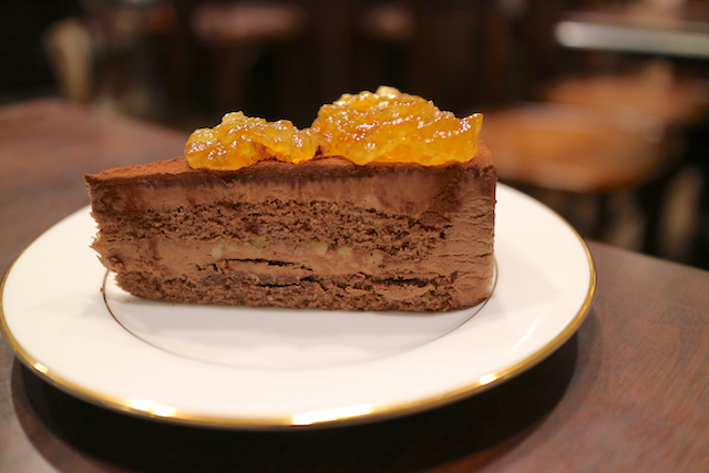 今日はチョコレートケーキです