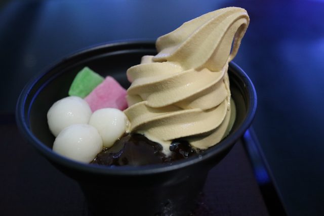 今日はほうじ茶ソフトあんみつです