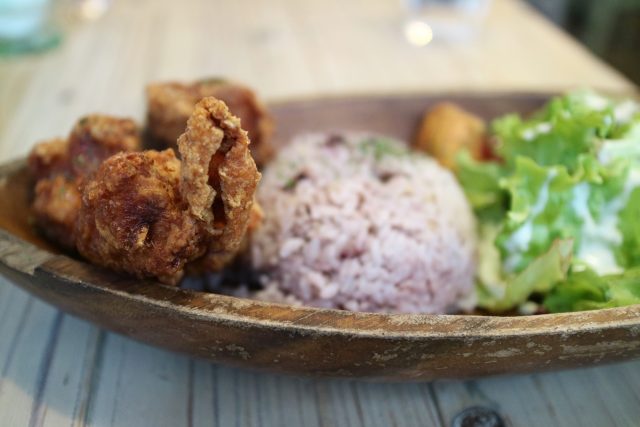 今日はスパイシーモチ粉チキンプレートです