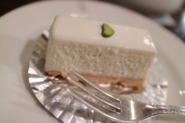 今日はレアチーズケーキです