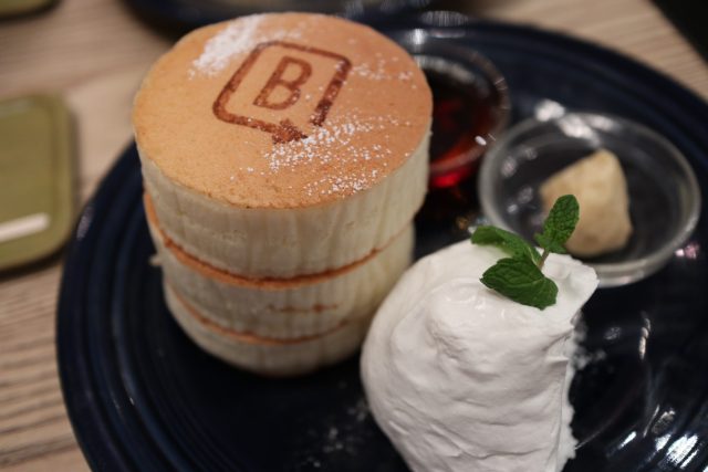 今日はホワイトスフレパンケーキです