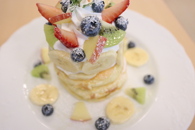 今日はフレッシュフルーツパンケーキ です