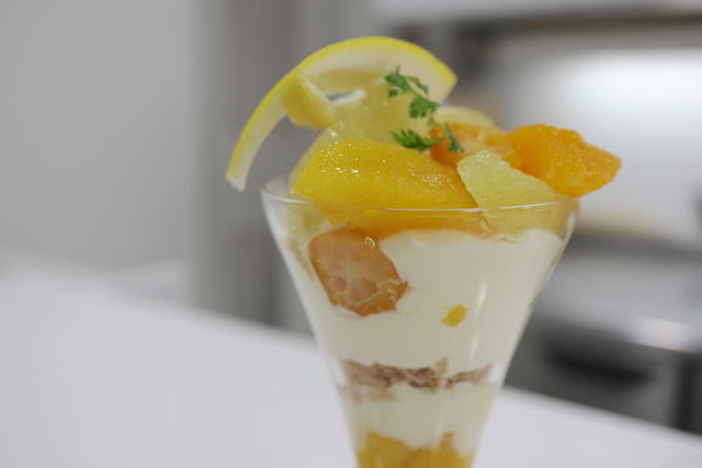 今日は季節4種の柑橘クリームパフェです