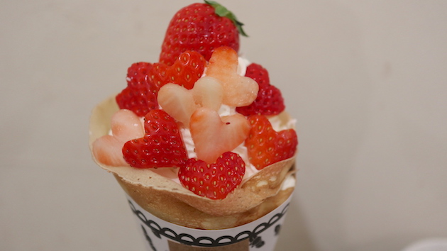 今日はスイートストロベリーのクレープです