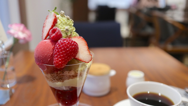 今日はイチゴとピスタチオのパフェです