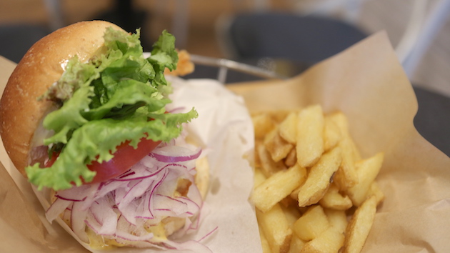 今日はオリーブチキンサンドです