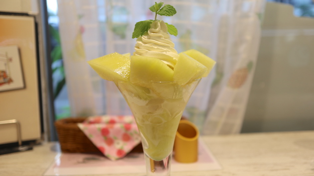 今日は静岡マスクメロンパフェです