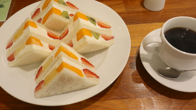 今日はフルーツサンドイッチです