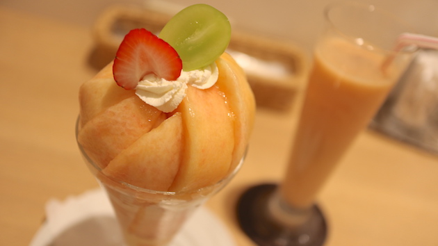 今日は桃パフェです