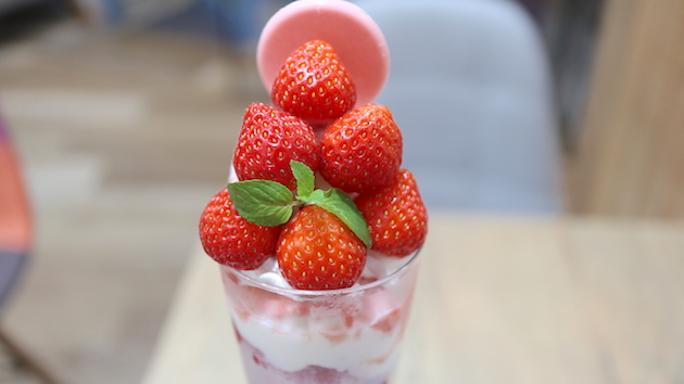 今日は夏いちごパフェです