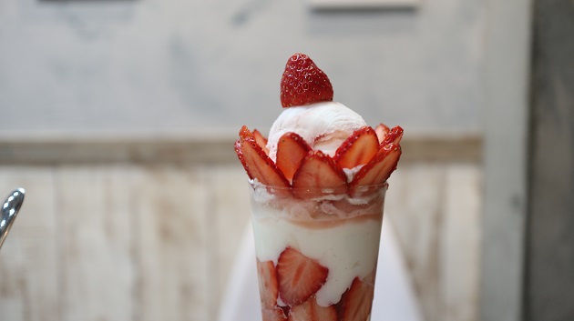 今日はいちごパーティパフェです