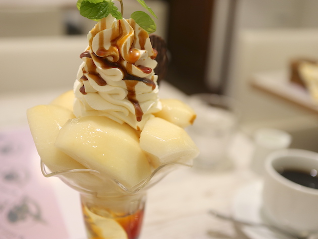 今日は洋梨コミスのパフェです