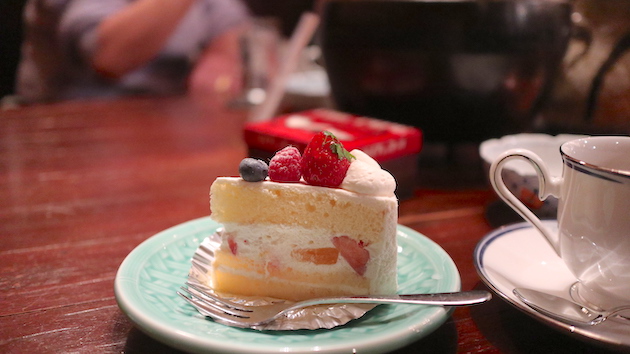 今日は黄桃と苺のショートケーキです