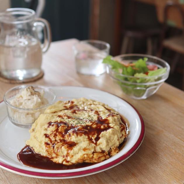 今日はとろとろ卵のチキンバターオムライスです