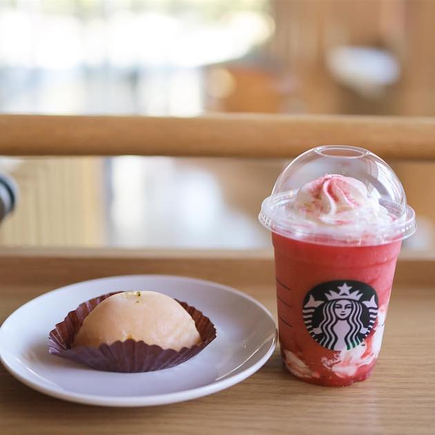 今日はストロベリーマッチフラペチーノ レッドです