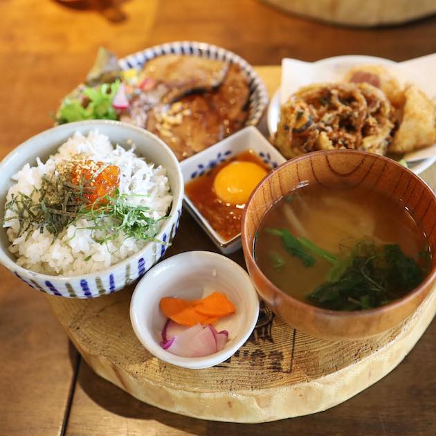 今日は全部のせ切り株定食です