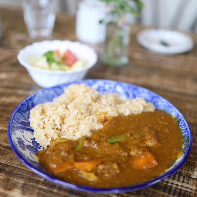 今日はチキンカレーです