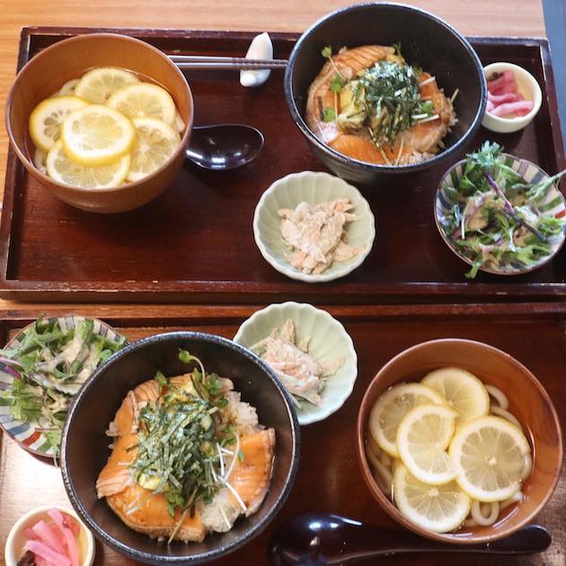 今日は炙りサーモンのアボカドご飯&檸檬の冷やしうどんです