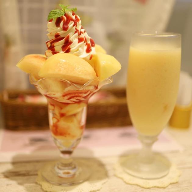 今日は桃パフェです