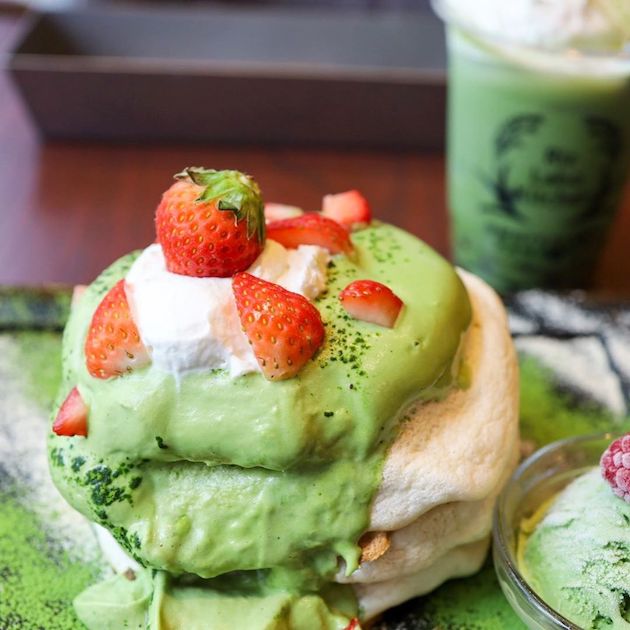 今日は宇治抹茶とフレッシュいちごのパンケーキです