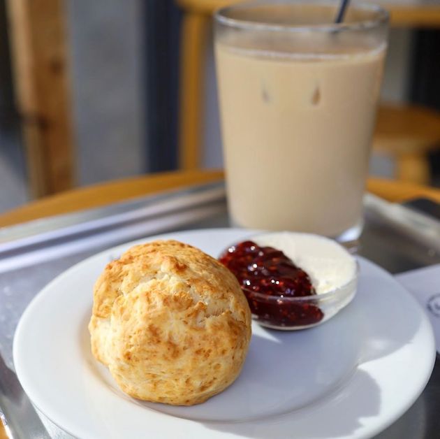 今日はホットスコーン ジャムとクリーム添えです