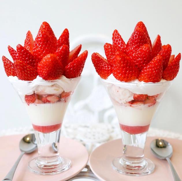 今日はいちごパフェです