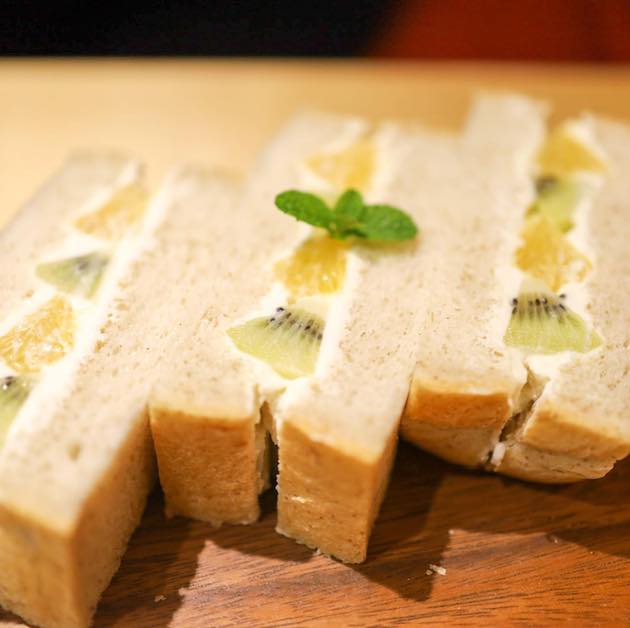 今日はフルーツサンドです
