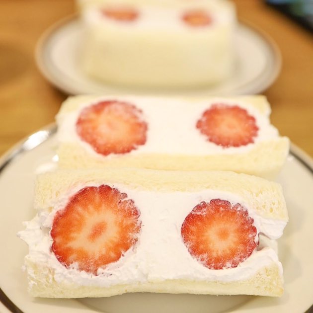 今日はいちごサンドです