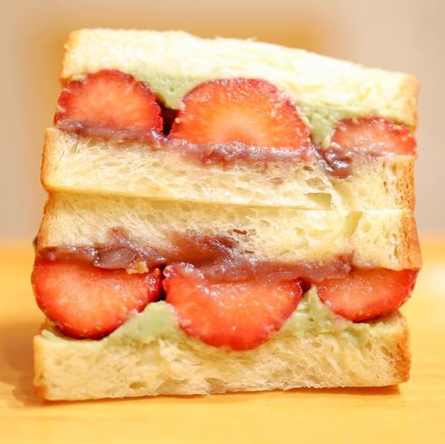 今日はいちご&抹茶のデニッシュです