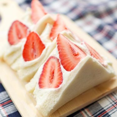 今日はあまおうフルーツサンドです