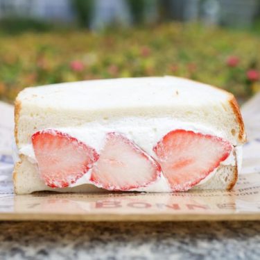 今日はいちごサンドです