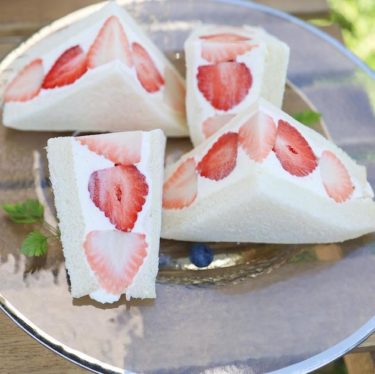 今日は2種のいちごのフルーツサンドです