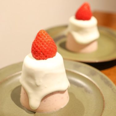 今日はいちごのババロアです