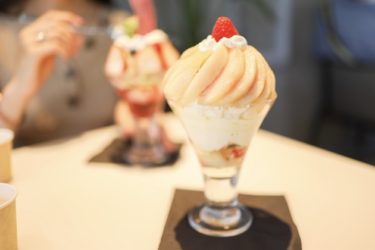 今日は桃パフェといちごパフェです