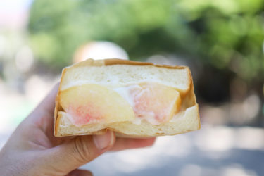 今日は桃のクリームサンドです