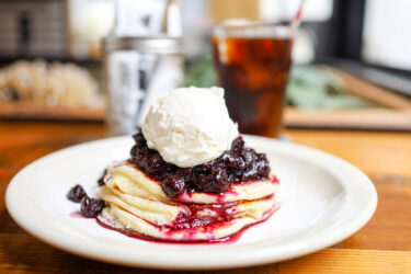 今日はフレッシュベリーとブルーベリーのパンケーキです