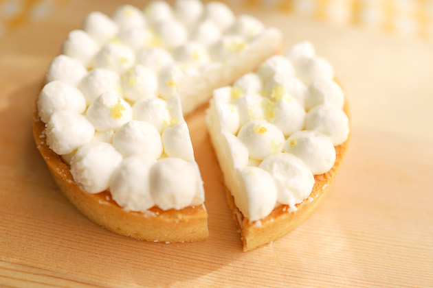 今日は国産レモンチーズケーキタルトです