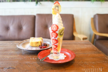 今日はヨーグルトフルーツパフェです