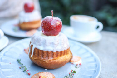 今日はりんご飴とラムレーズンのクグロフです