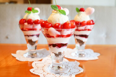 今日はさくらんぼのパフェです
