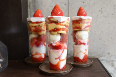 今日は苺パフェです