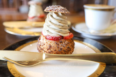 今日は苺とほうじ茶のシュークリームです